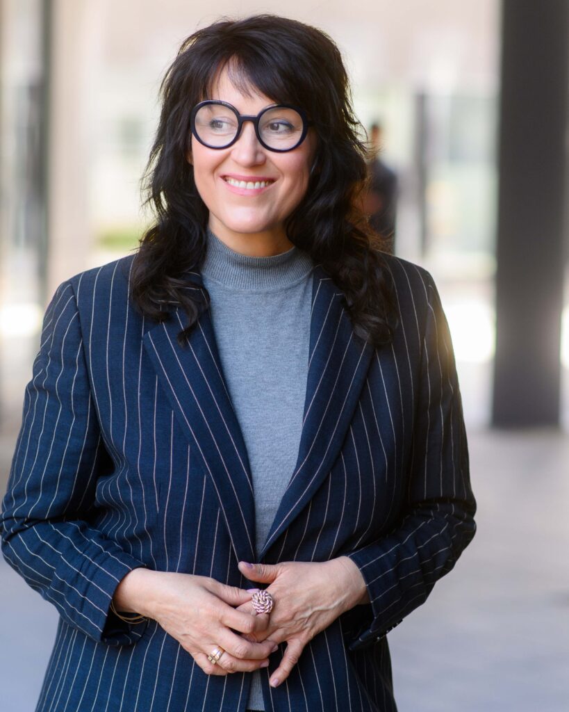 Anne Klein, Beraterin für Veränderungskommunikation, lächelt freundlich und trägt ein professionelles Business-Outfit.